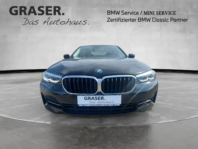 BMW 5 Series view 10