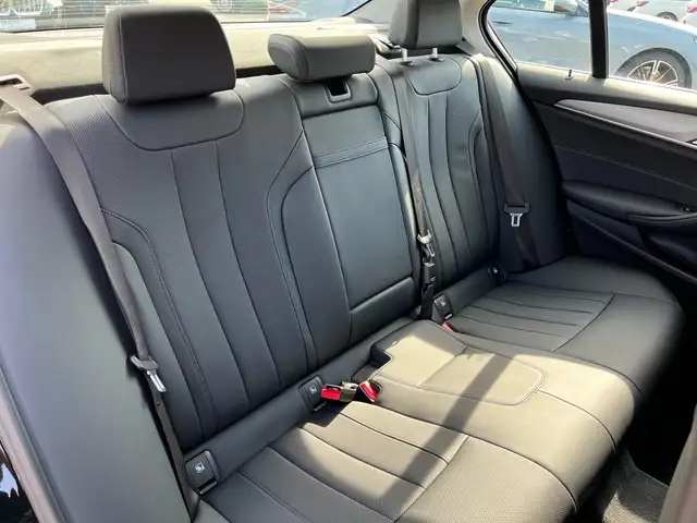 BMW 5 Series view 26