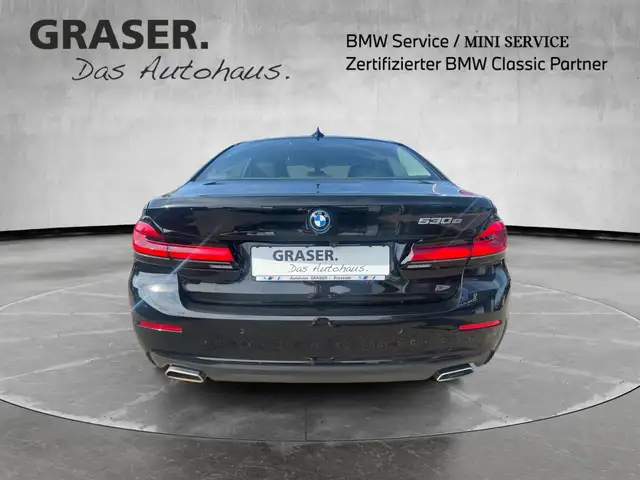 BMW 5 Series view 6