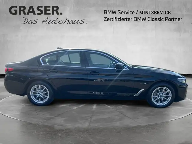 BMW 5 Series view 8