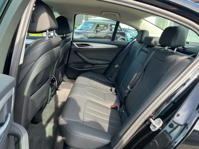 BMW 5 Series view 23