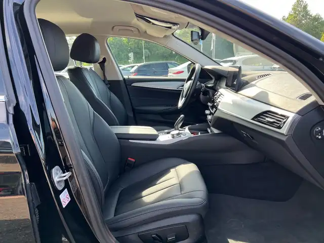BMW 5 Series view 25