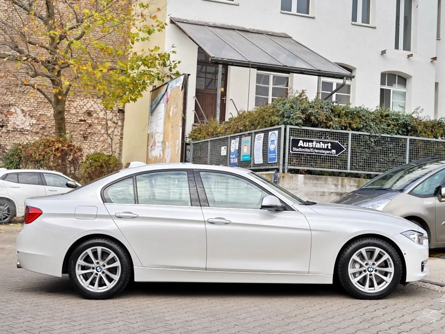 BMW 335 i xDrive Lim. (F30) Individual | HUD | SHZ | Xenon bijela - 2