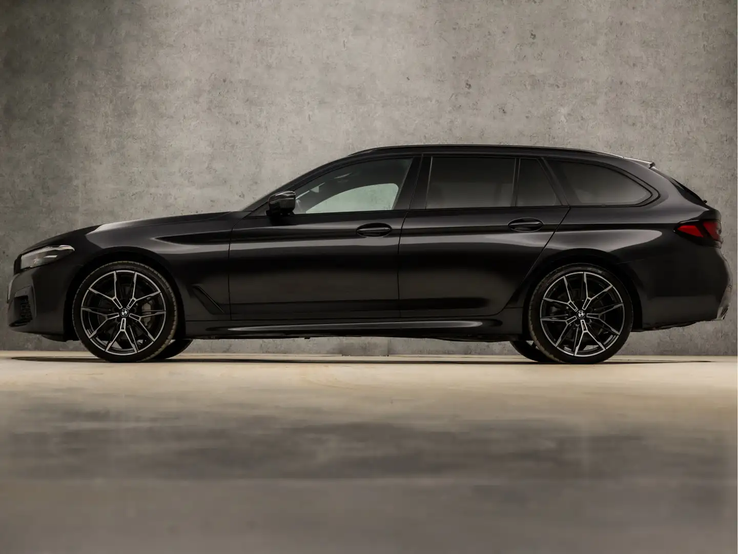BMW 530 5-serie Touring 530i xDrive M Sport 245Pk Automaat Gris - 2