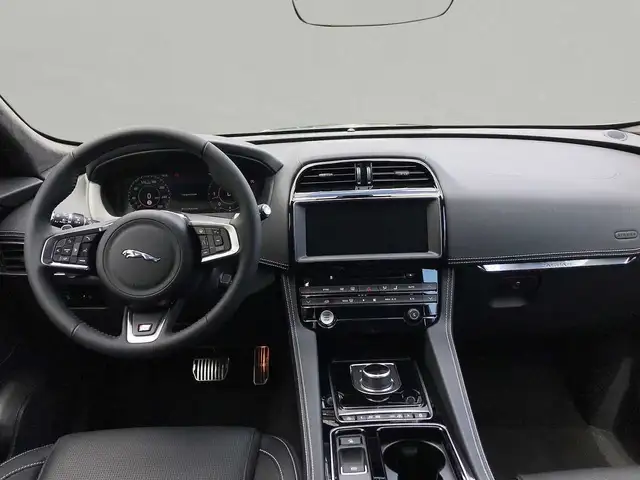 Jaguar F-Pace view 4