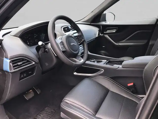 Jaguar F-Pace view 10