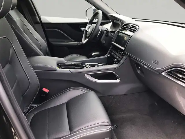 Jaguar F-Pace view 3
