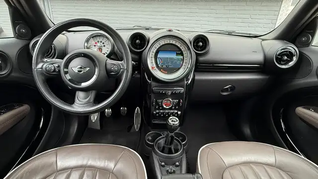 MINI Countryman view 3