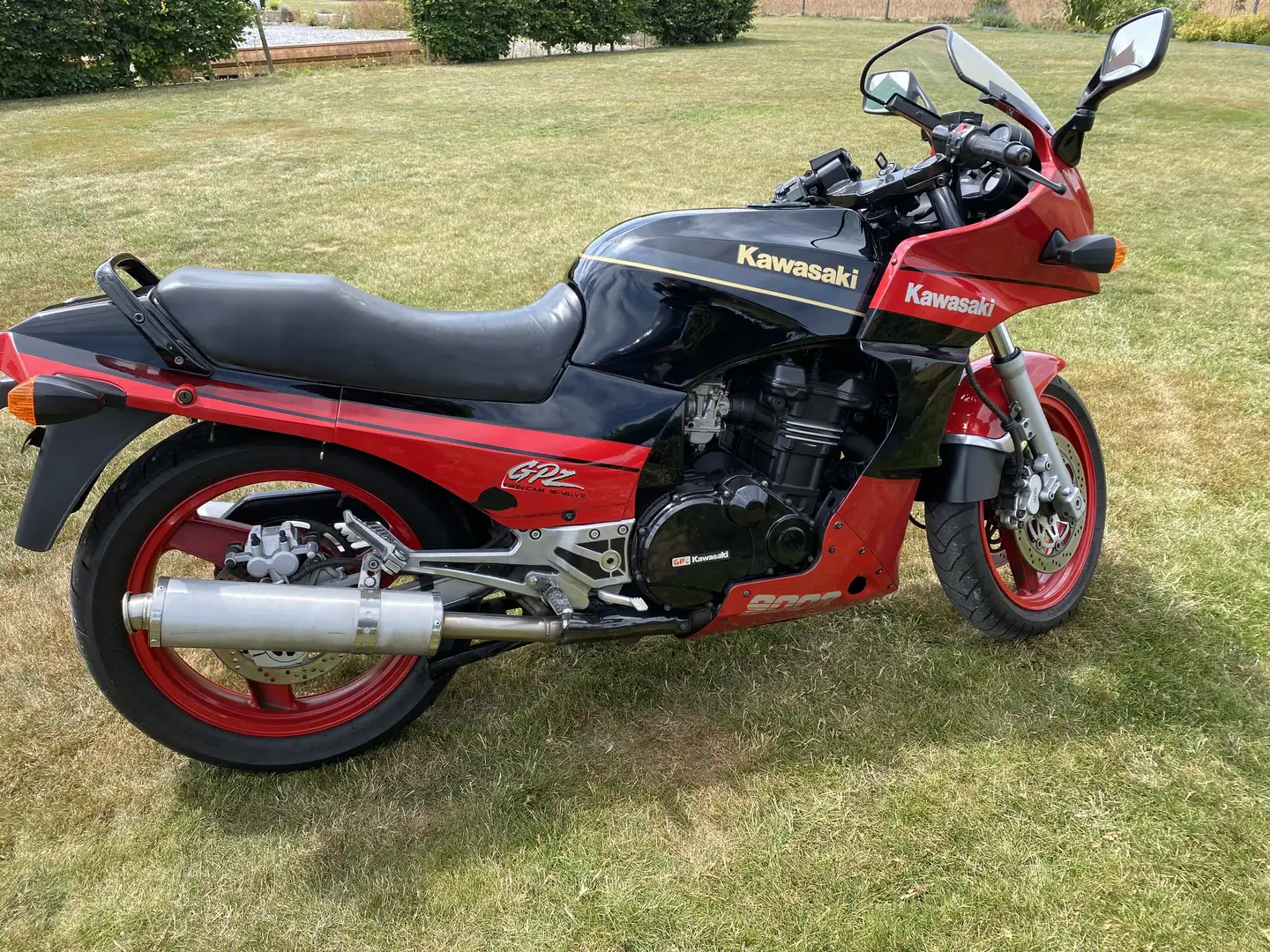 Kawasaki GPZ 900 R - 2