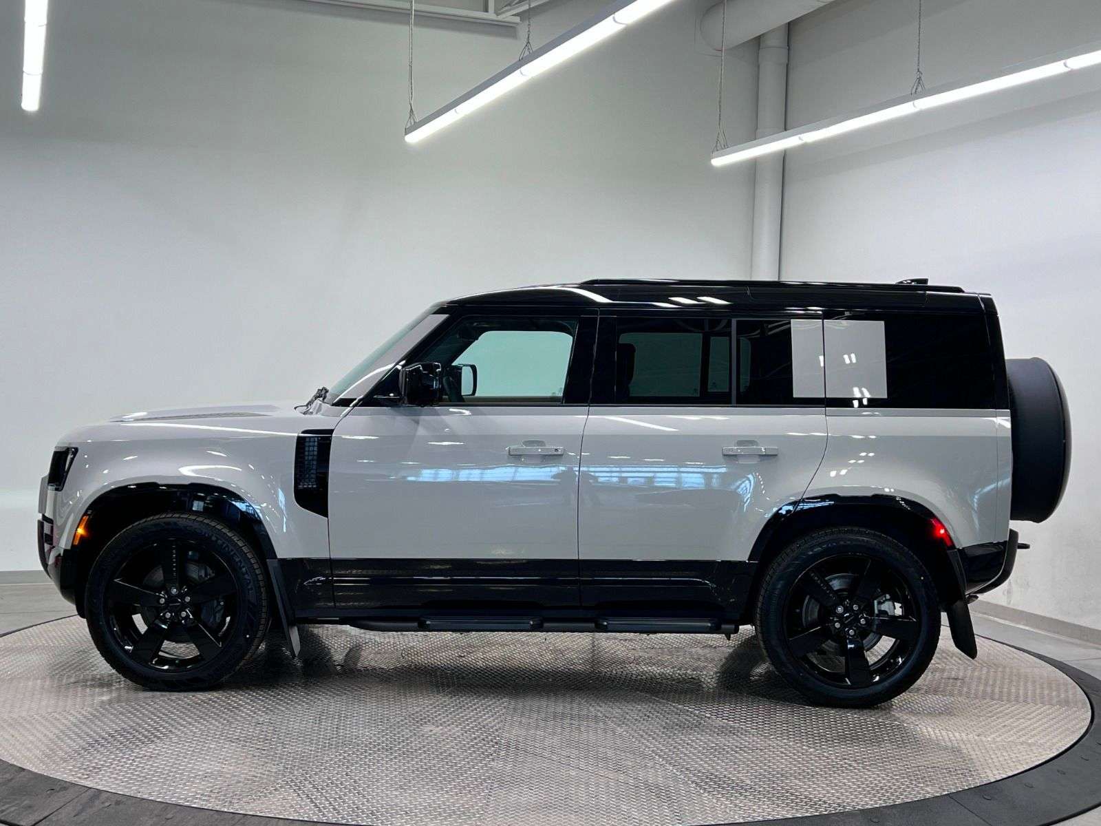 2026 Land Rover Defender 110 P400 X-DYNAMIC SE thumb 10