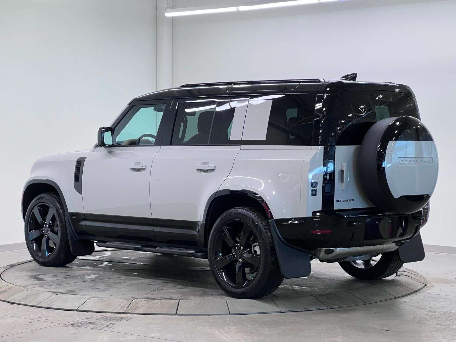 2026 Land Rover Defender 110 P400 X-DYNAMIC SE thumb 12