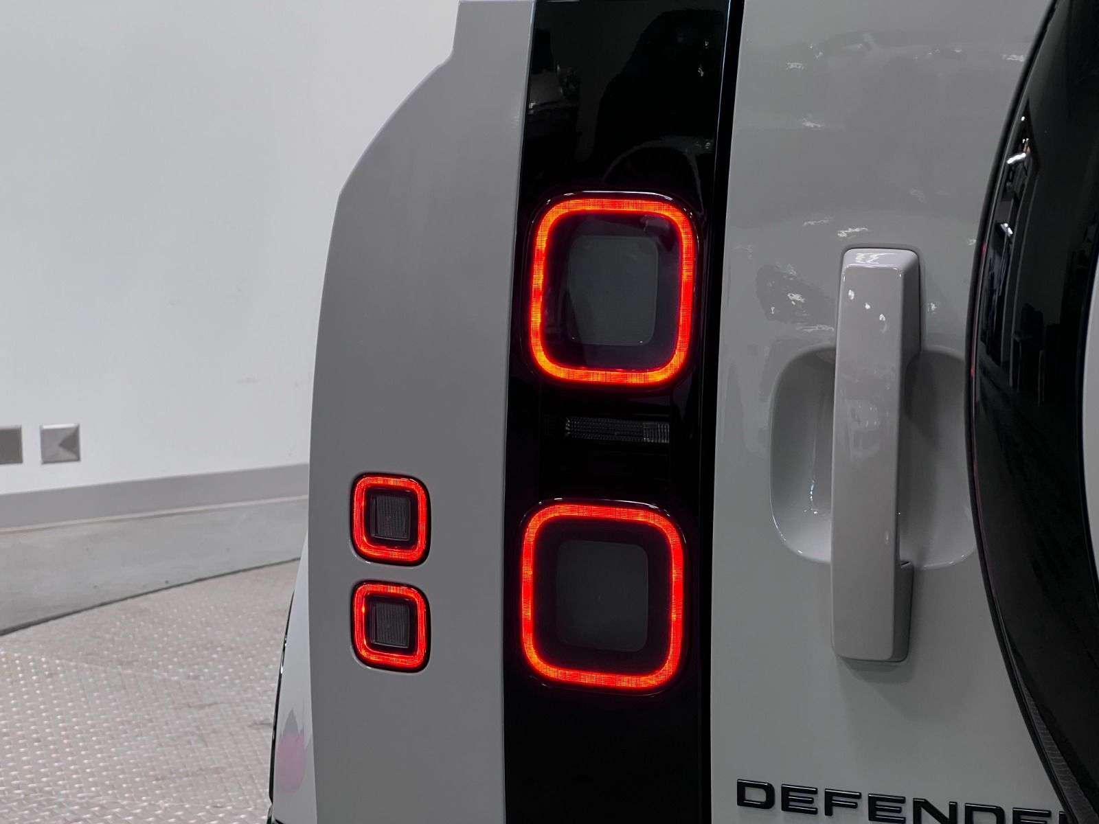 2026 Land Rover Defender 110 P400 X-DYNAMIC SE thumb 16