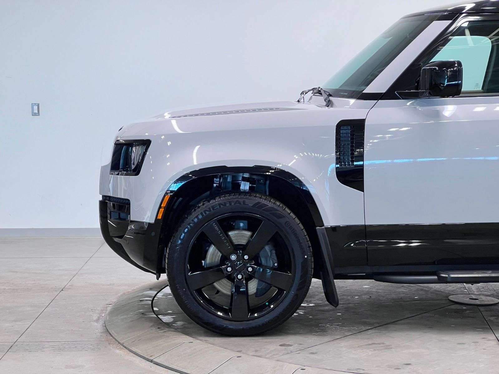 2026 Land Rover Defender 110 P400 X-DYNAMIC SE alt 4