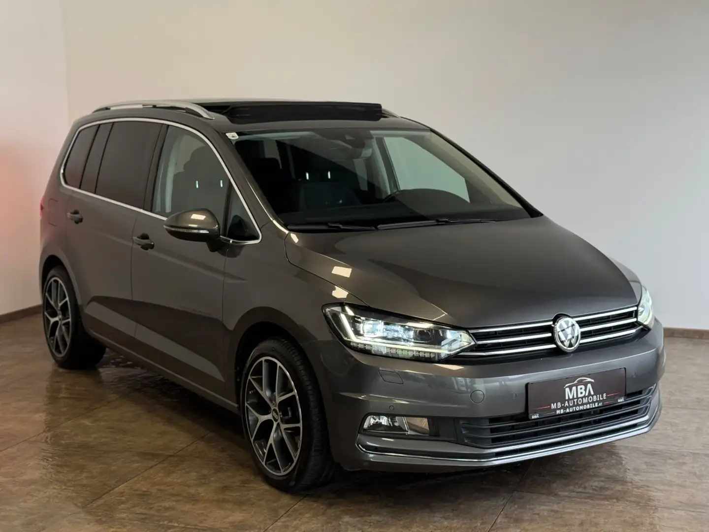 Volkswagen Touran 2.0 TDI BMT Highline Sky | 18" BBS | Panorama | m Grau - 1