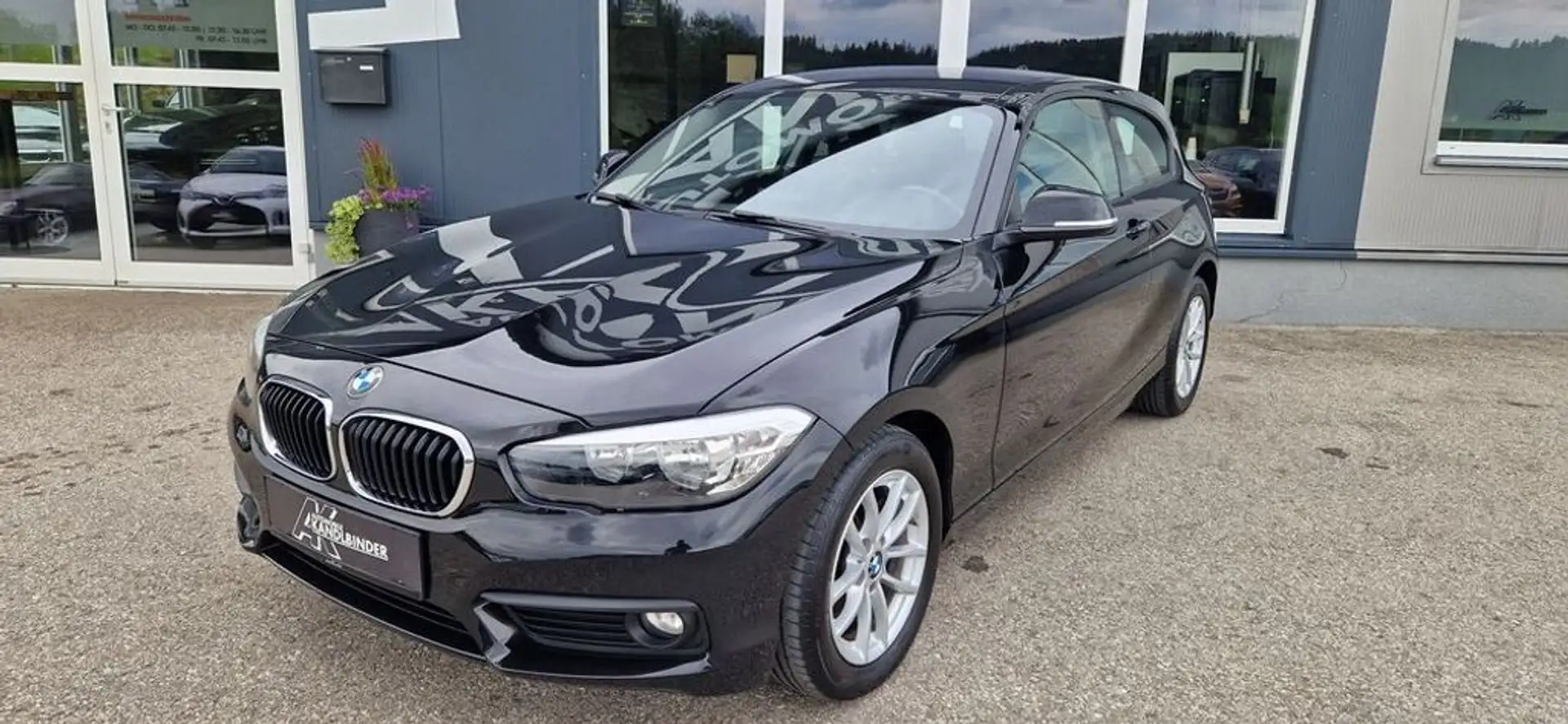 BMW 118 d xDrive Advantage Schwarz - 1