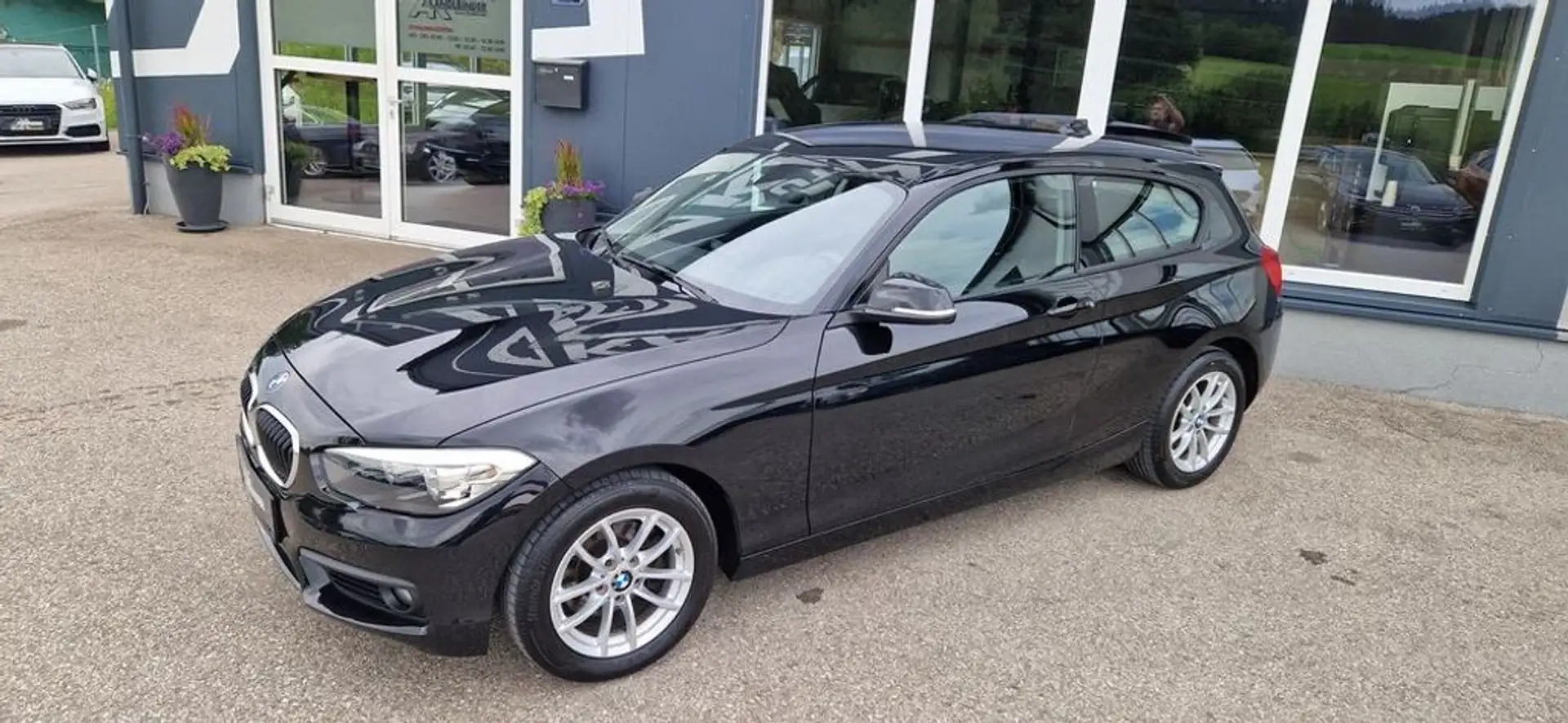 BMW 118 d xDrive Advantage Schwarz - 2
