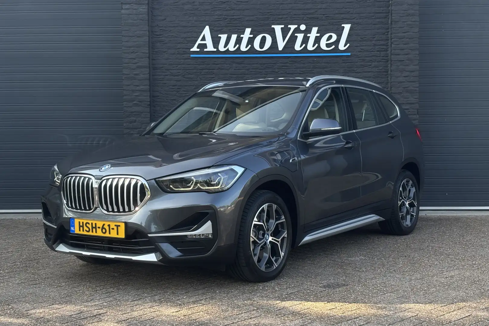 BMW X1 xDrive25e X-Line | Leder | Stoelverwarming | LED | Grau - 1