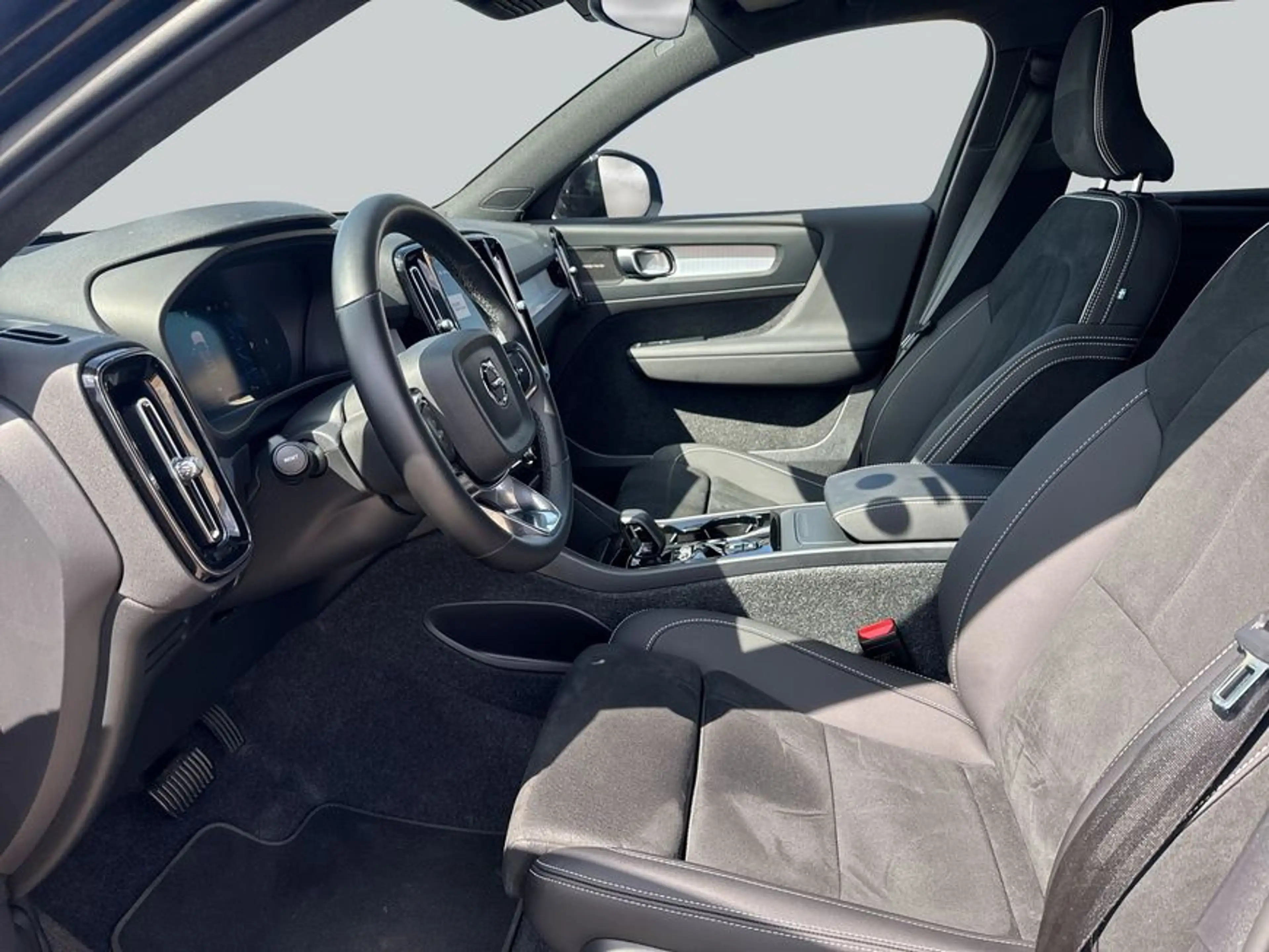 Volvo XC40 XC40 B3 B DKG Plus Black Edition — photo 9