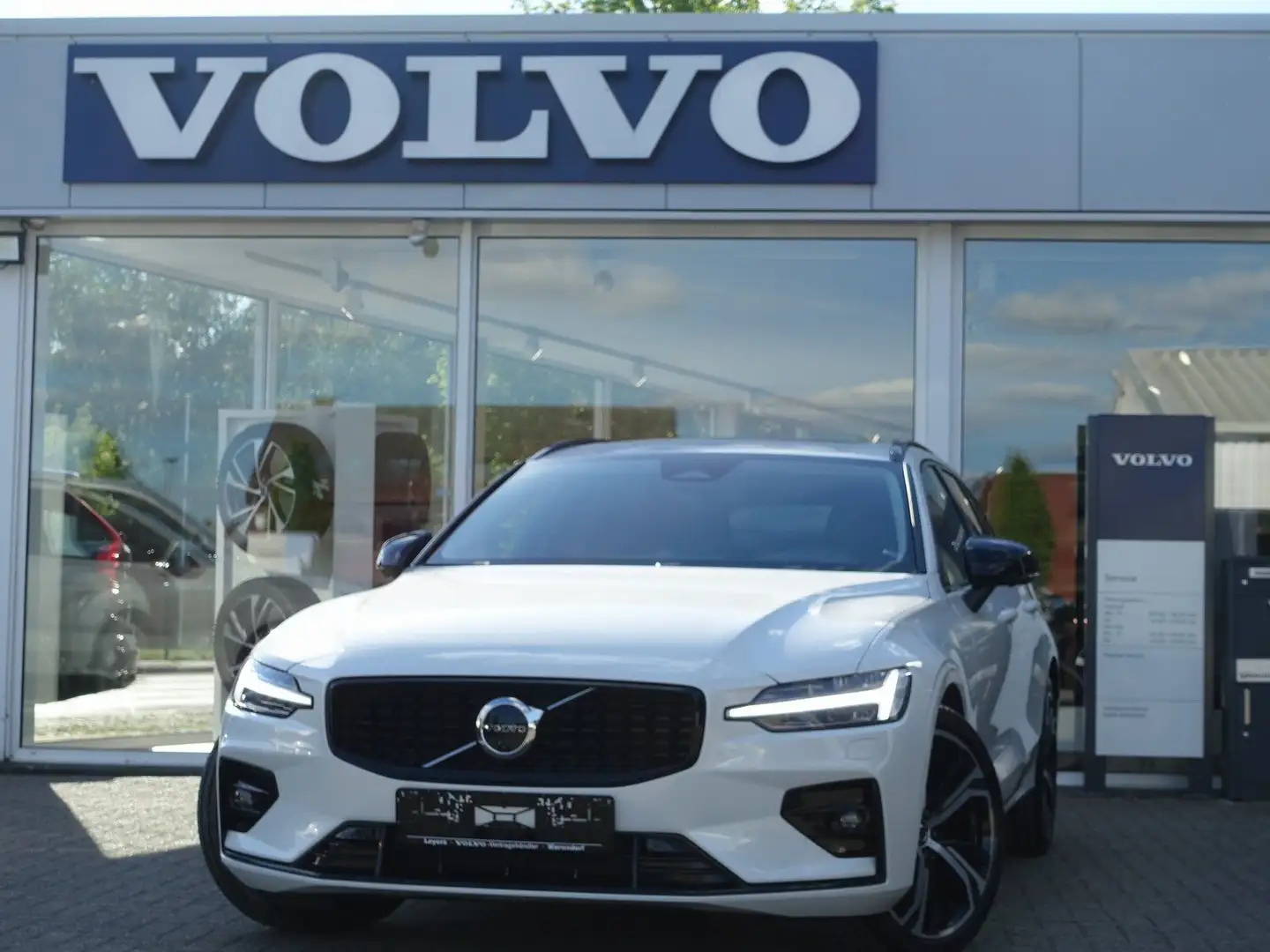 Volvo V60 Ultra B4 Dark/B&W/360/AHK/Pano/HeadUP/BLIS - 1