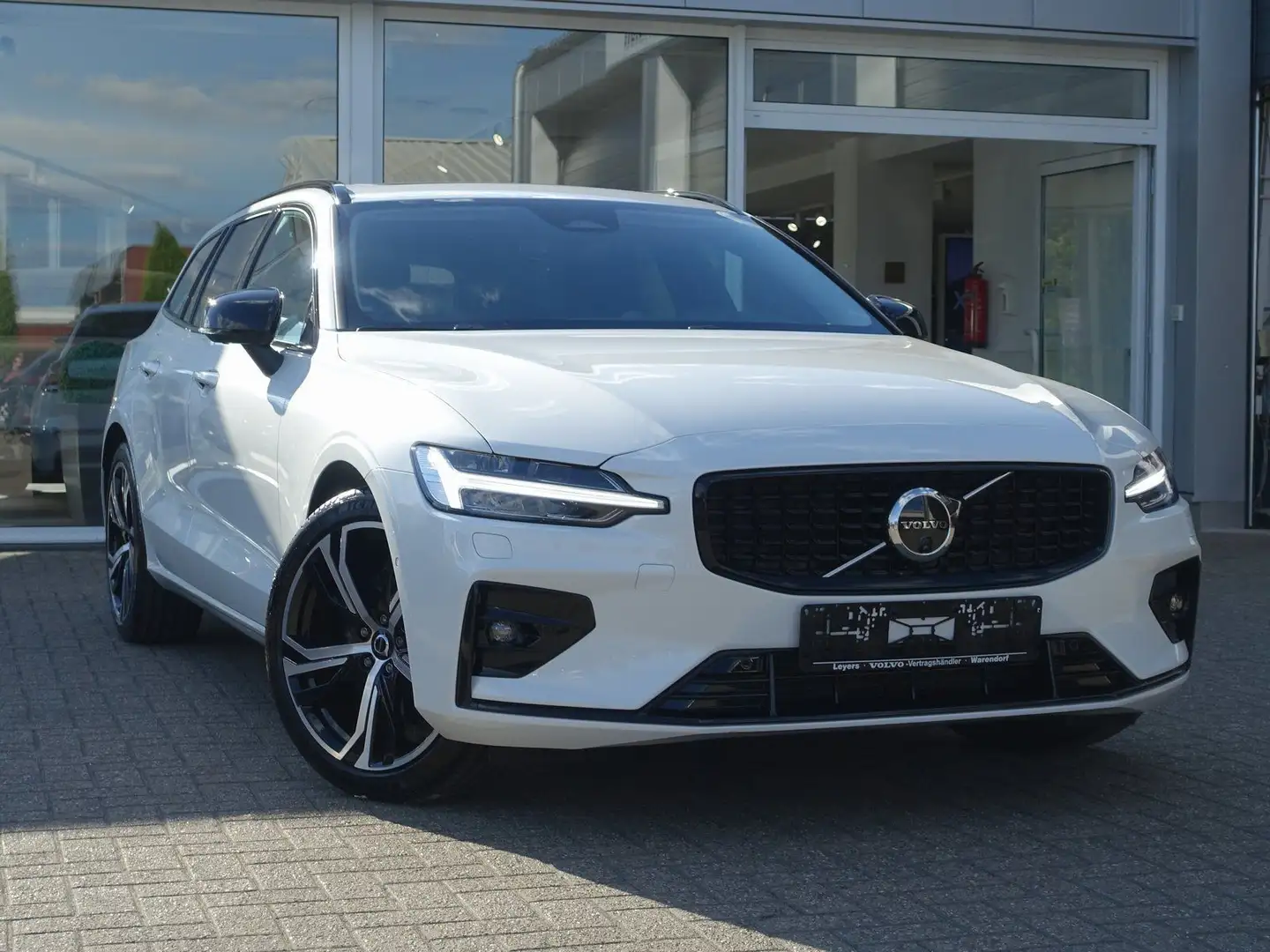 Volvo V60 Ultra B4 Dark/B&W/360/AHK/Pano/HeadUP/BLIS - 2