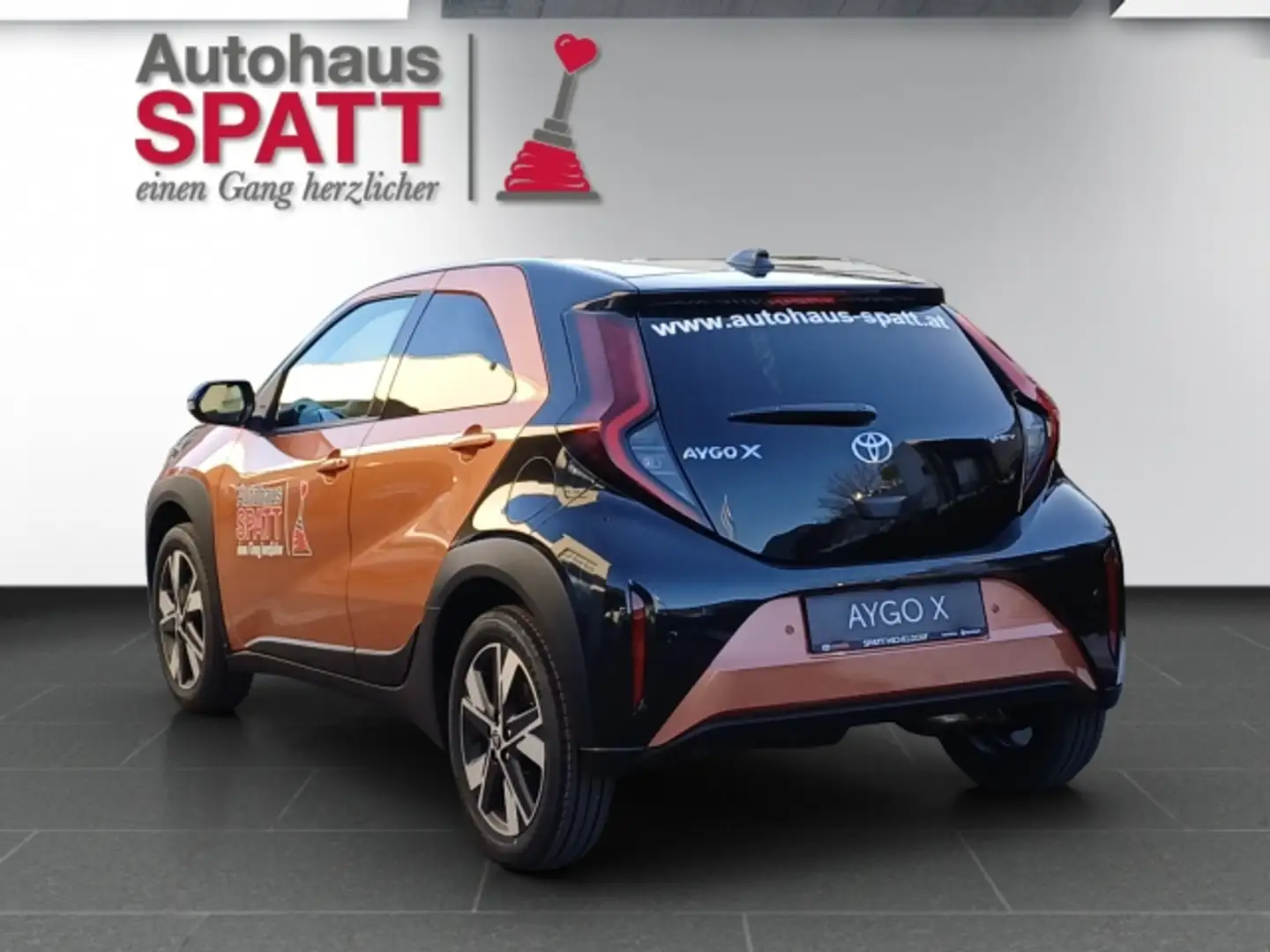 Toyota Aygo X 1,5 l Hybrid Teamplayer CVT !! Vorführwagen !! Schwarz - 2