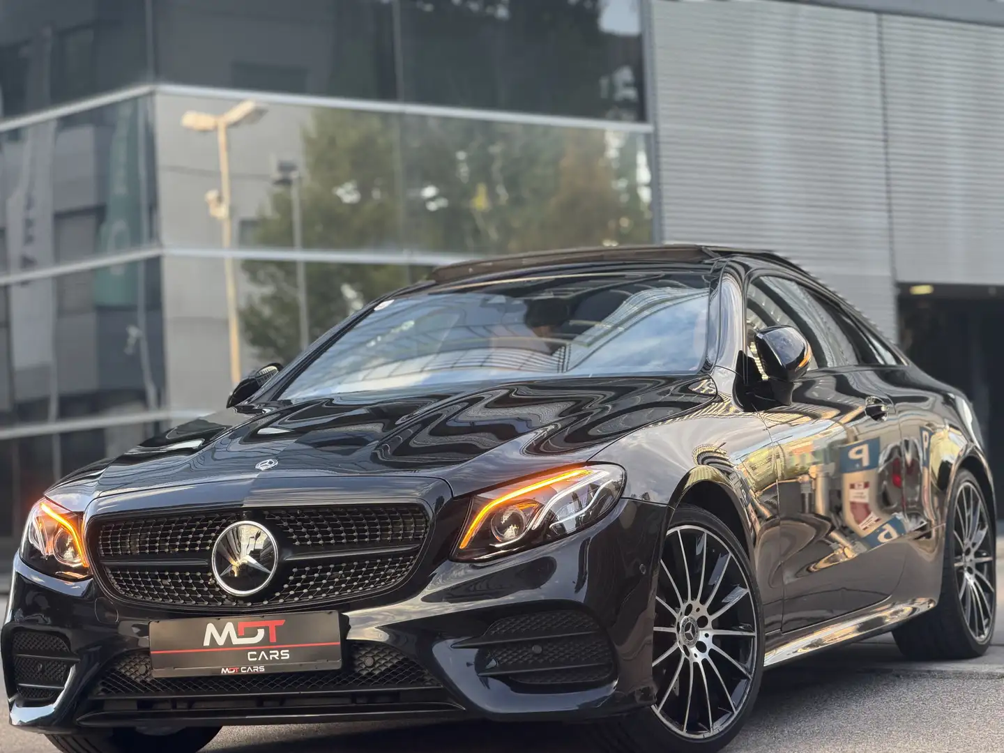 Mercedes-Benz E 220 E 220 d AMG-LINE|KEYLESS|PANO|BURMESTER|MEMORY Schwarz - 1