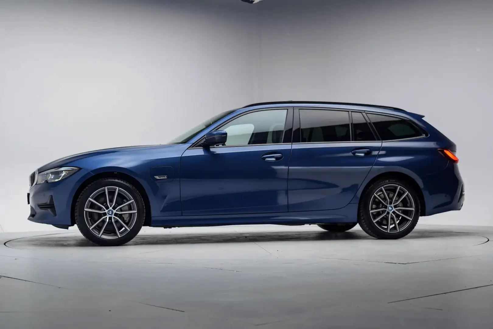 BMW 330 3-serie Touring 330e xDrive High Executive Sport [ Bleu - 2