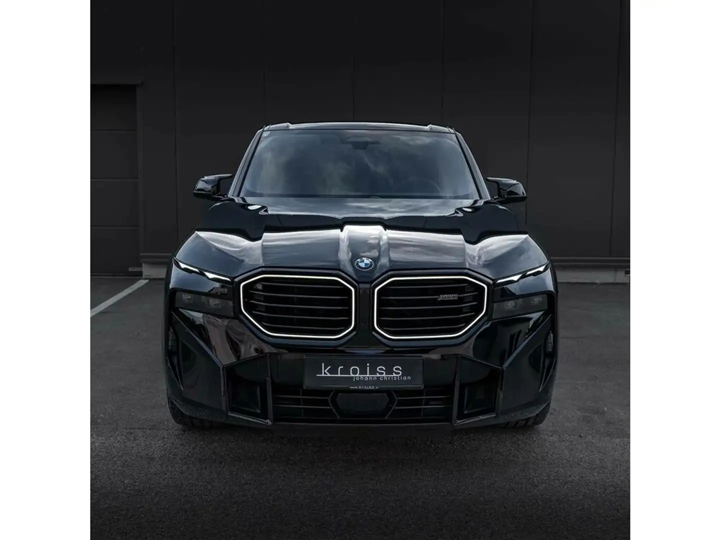 BMW XM 50 e Schwarz - 2