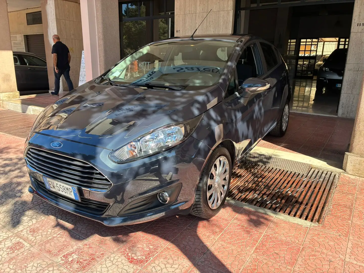 Ford Fiesta Fiesta 5p 1.4 16v Ikon Business Gpl Grigio - 2