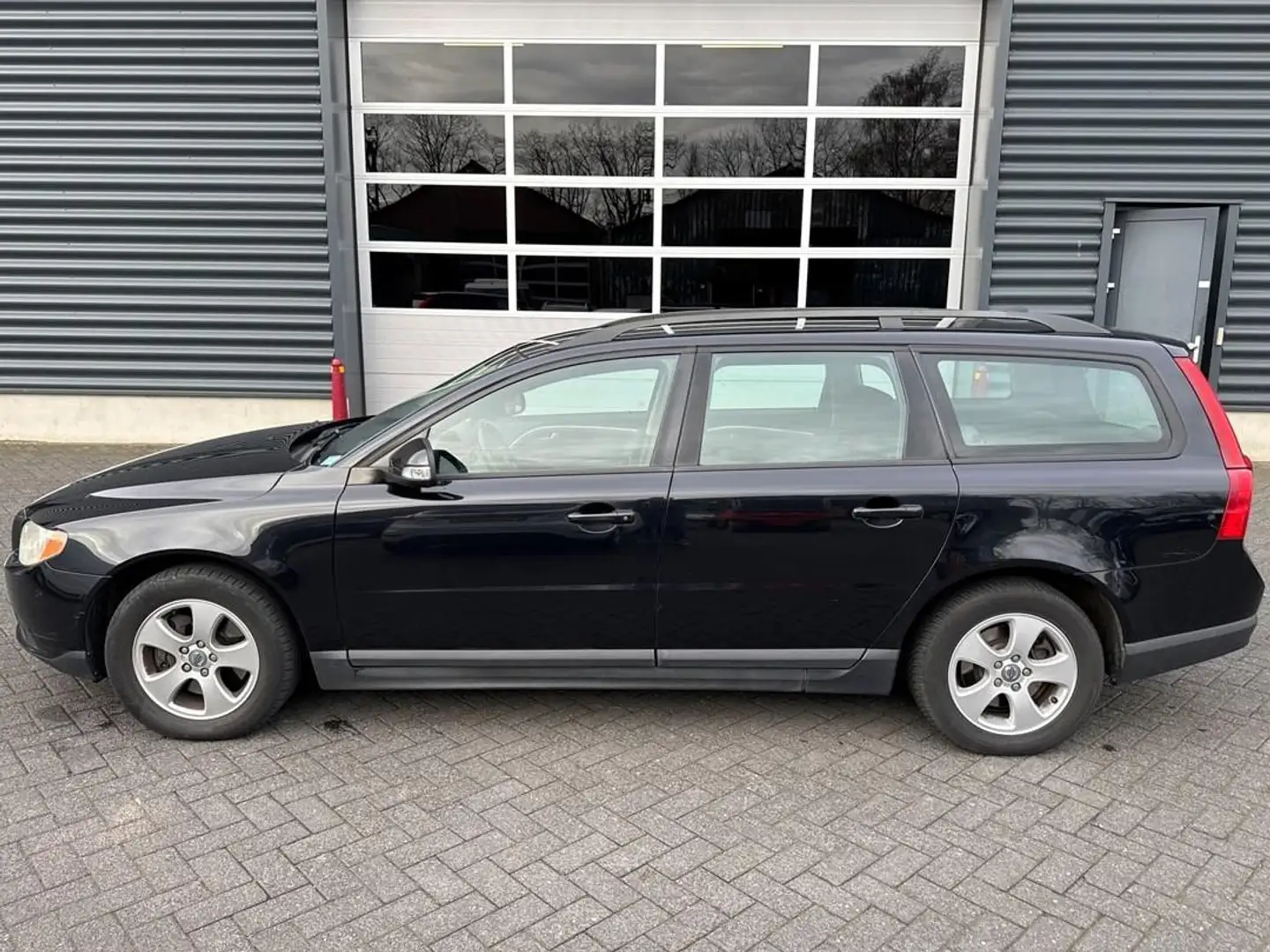 Volvo V70 2.4D, airco, trekhaak, cruise control, stoelverwar Schwarz - 2