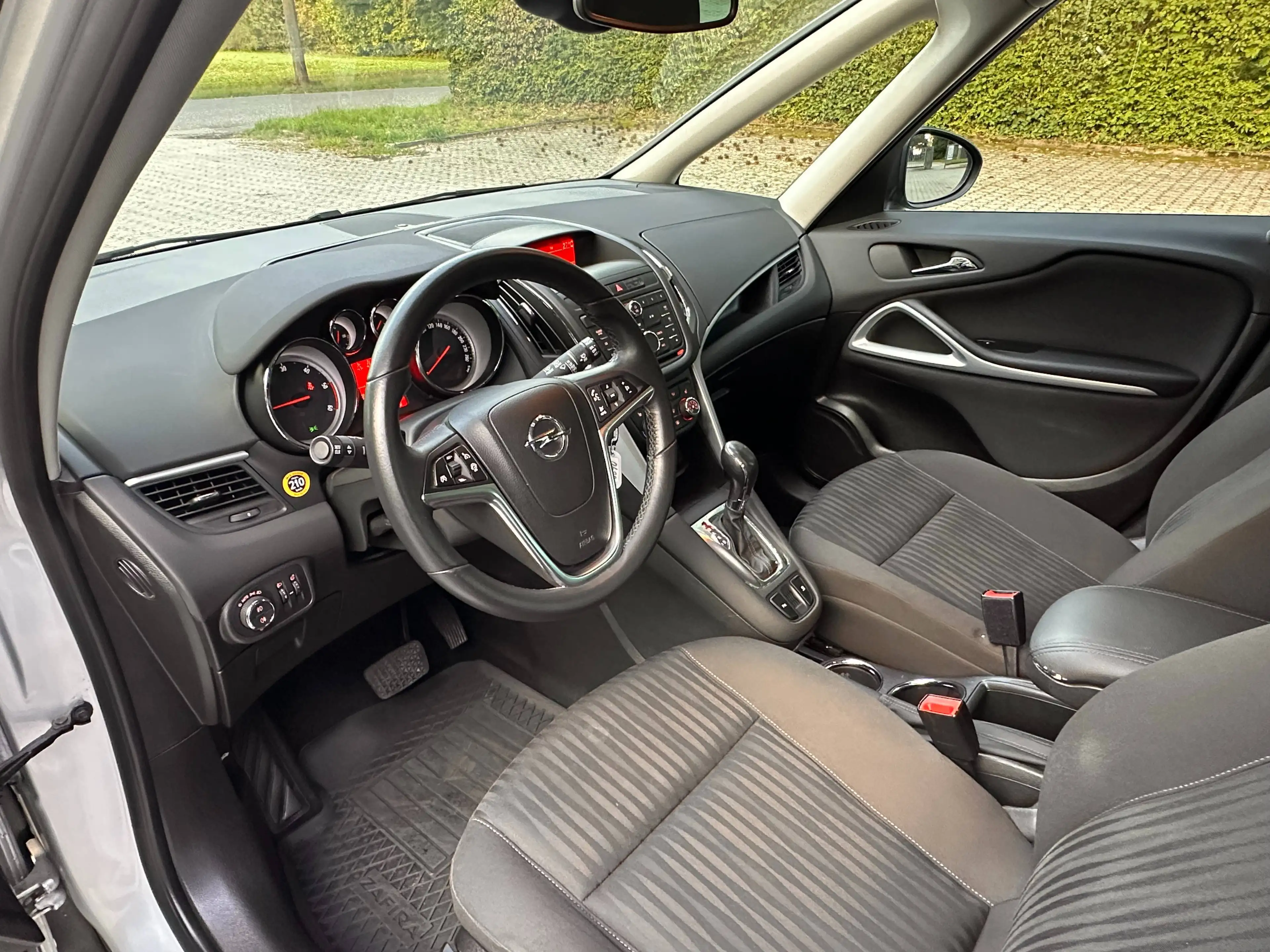 Opel Zafira Tourer Edition — photo 10