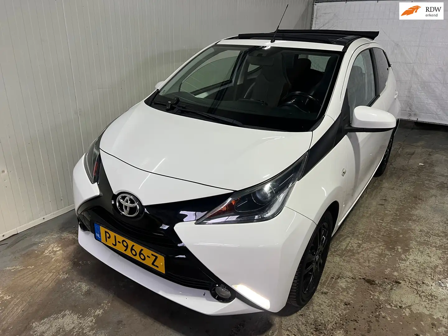Toyota Aygo 1.0 VVT-i x-wave FULL OPTIONS/Cabrio/Navi/Stoelver Wit - 1