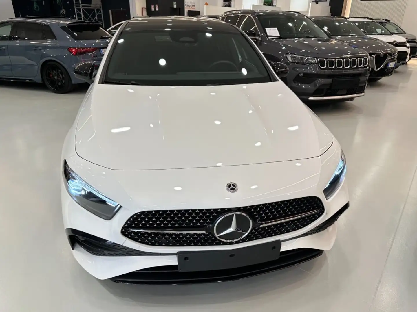 Mercedes-Benz A 180 Automatic 4p. AMG Line Premium Bílá - 2