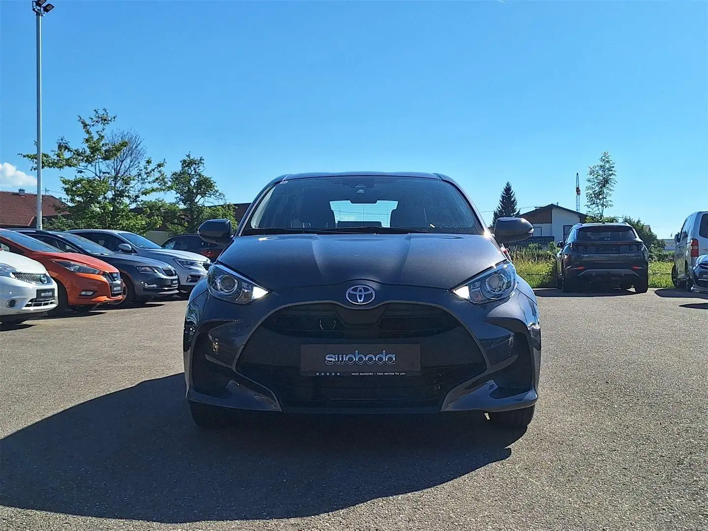 Toyota Yaris - 1,0 l Benzin, 5-türig Active Grau - 2