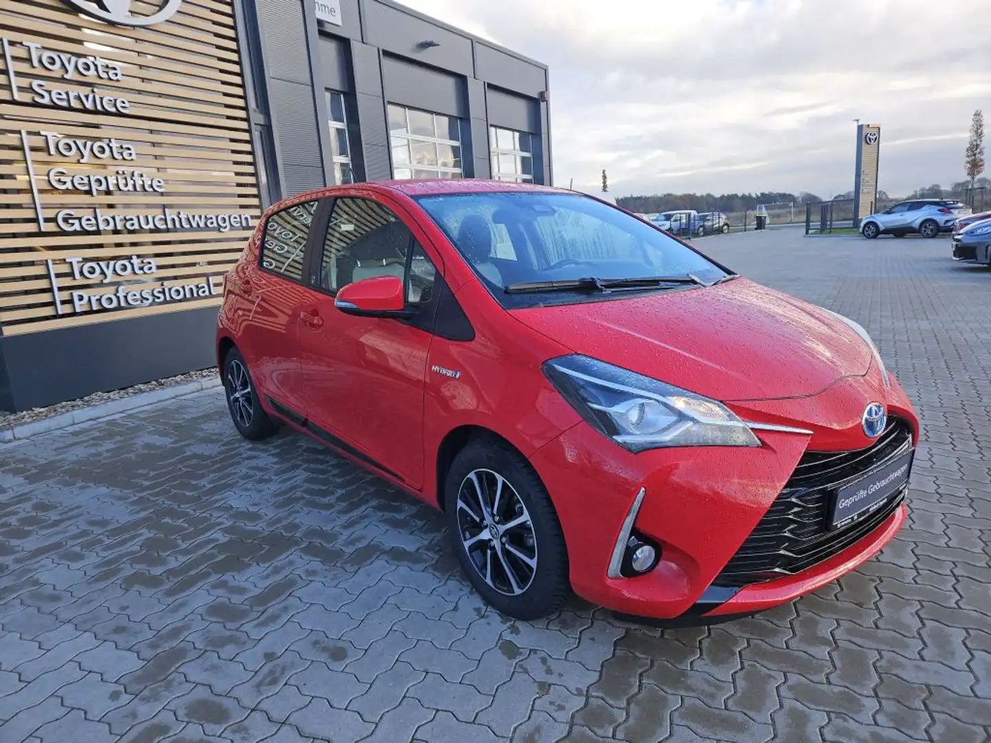 Toyota Yaris Hybrid 1.5 VVT-i Team Deutschland Rot - 2