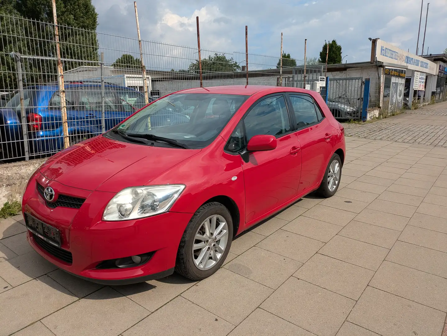 Toyota Auris Life Красный - 2