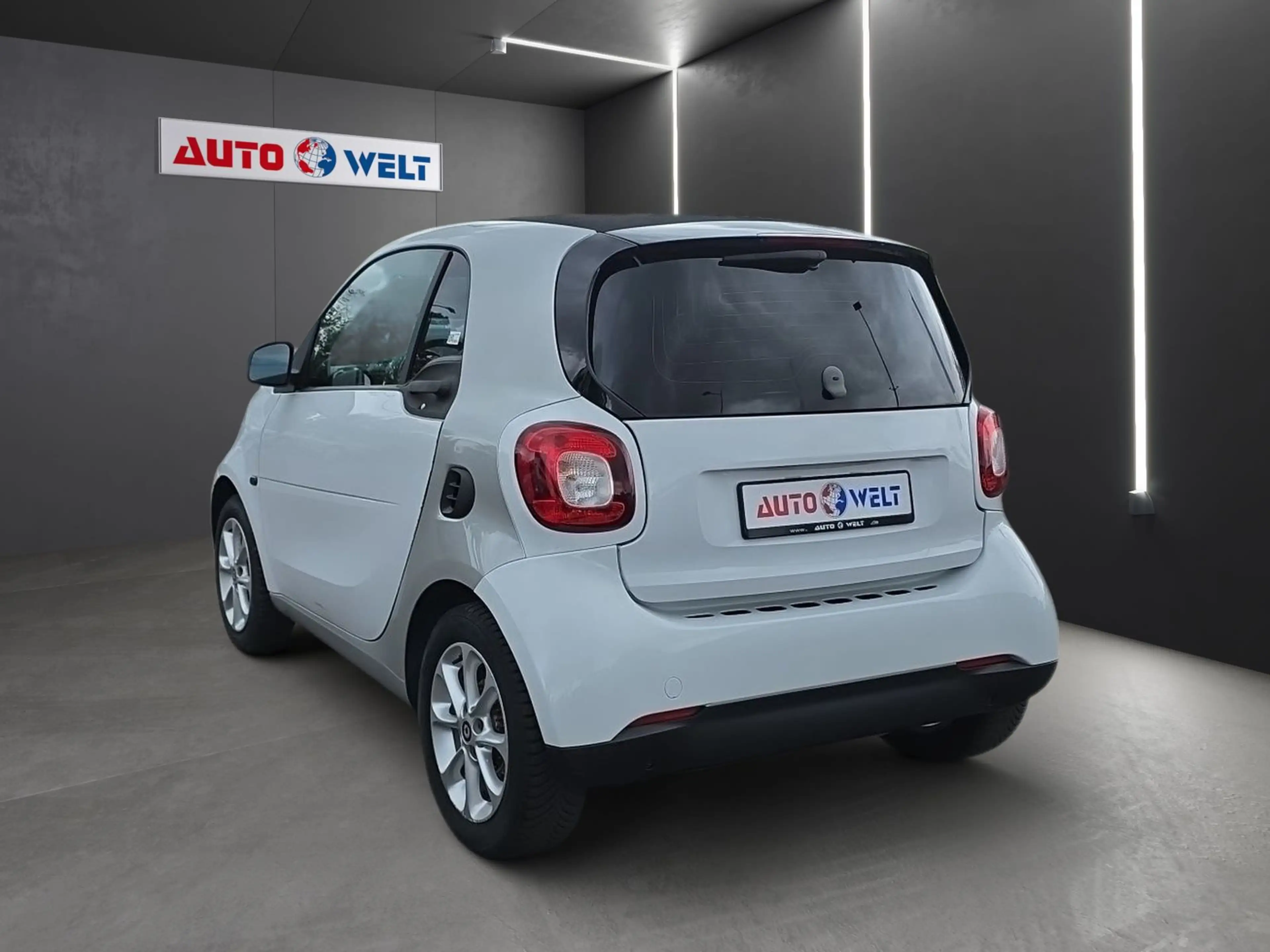 smart forTwo fortwo 0.9 Basis 66 kW Navi Klimaaut. Bluetooth — photo 5