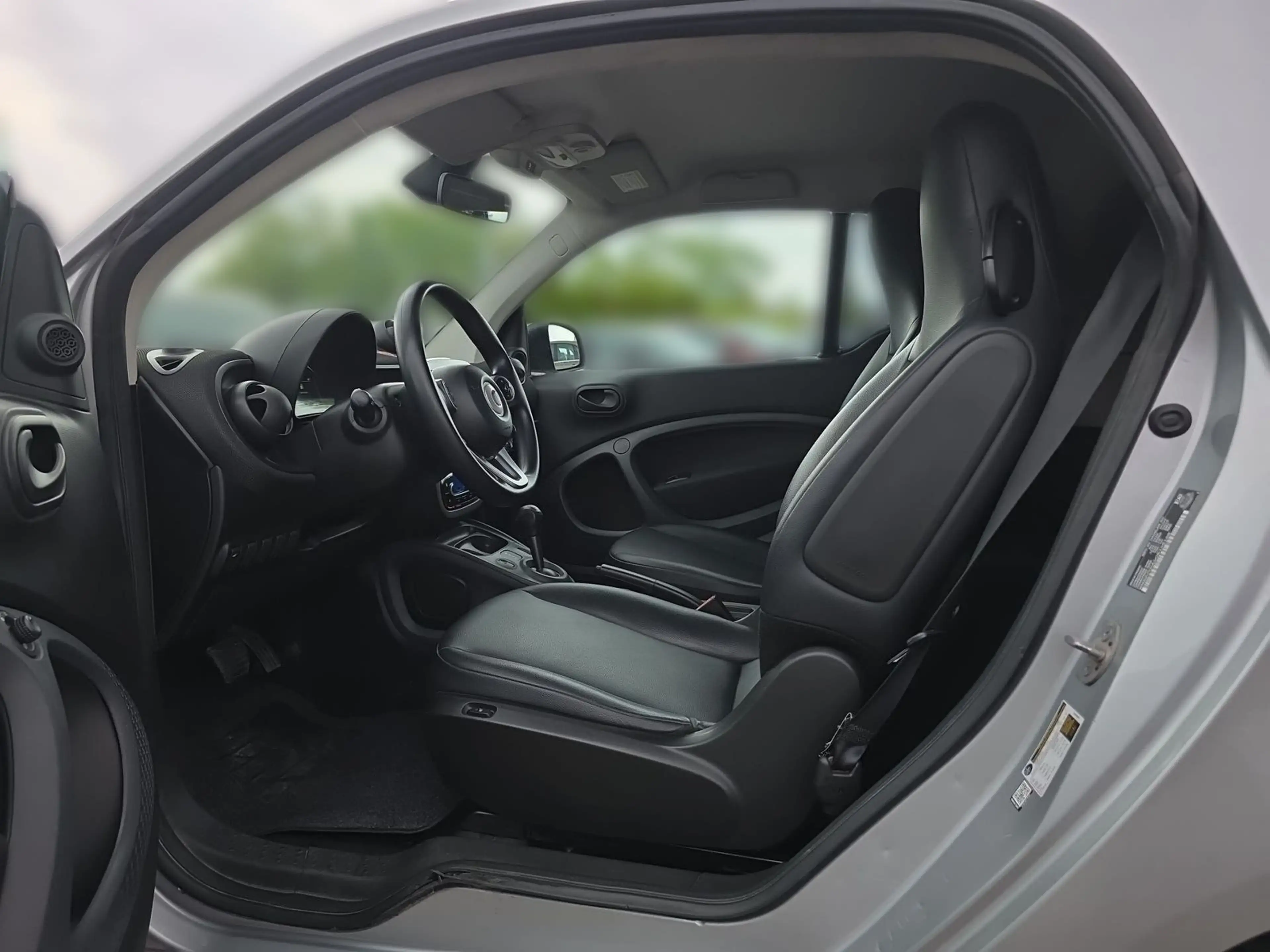 smart forTwo fortwo 0.9 Basis 66 kW Navi Klimaaut. Bluetooth — photo 10