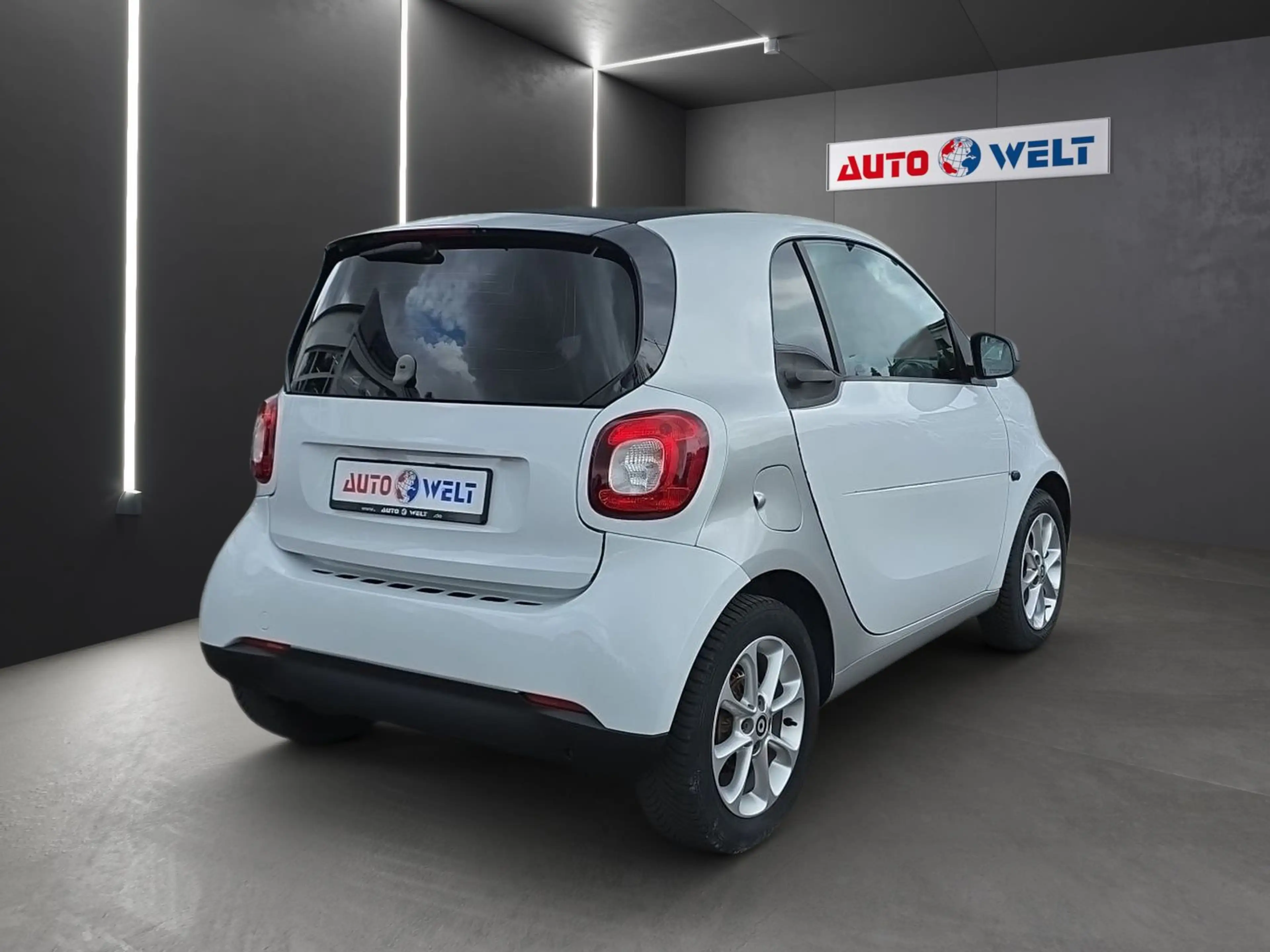 smart forTwo fortwo 0.9 Basis 66 kW Navi Klimaaut. Bluetooth — photo 4
