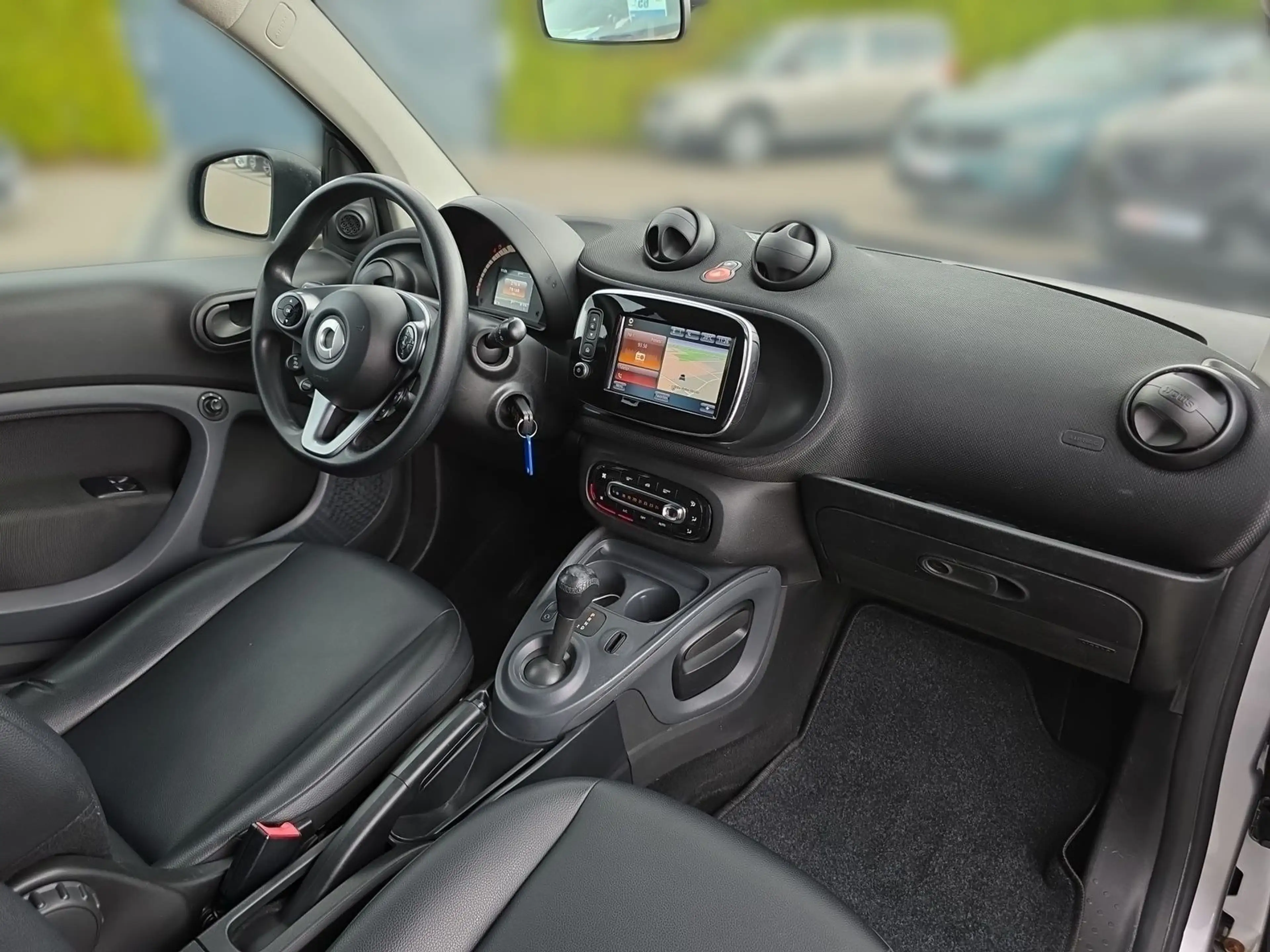 smart forTwo fortwo 0.9 Basis 66 kW Navi Klimaaut. Bluetooth — photo 14