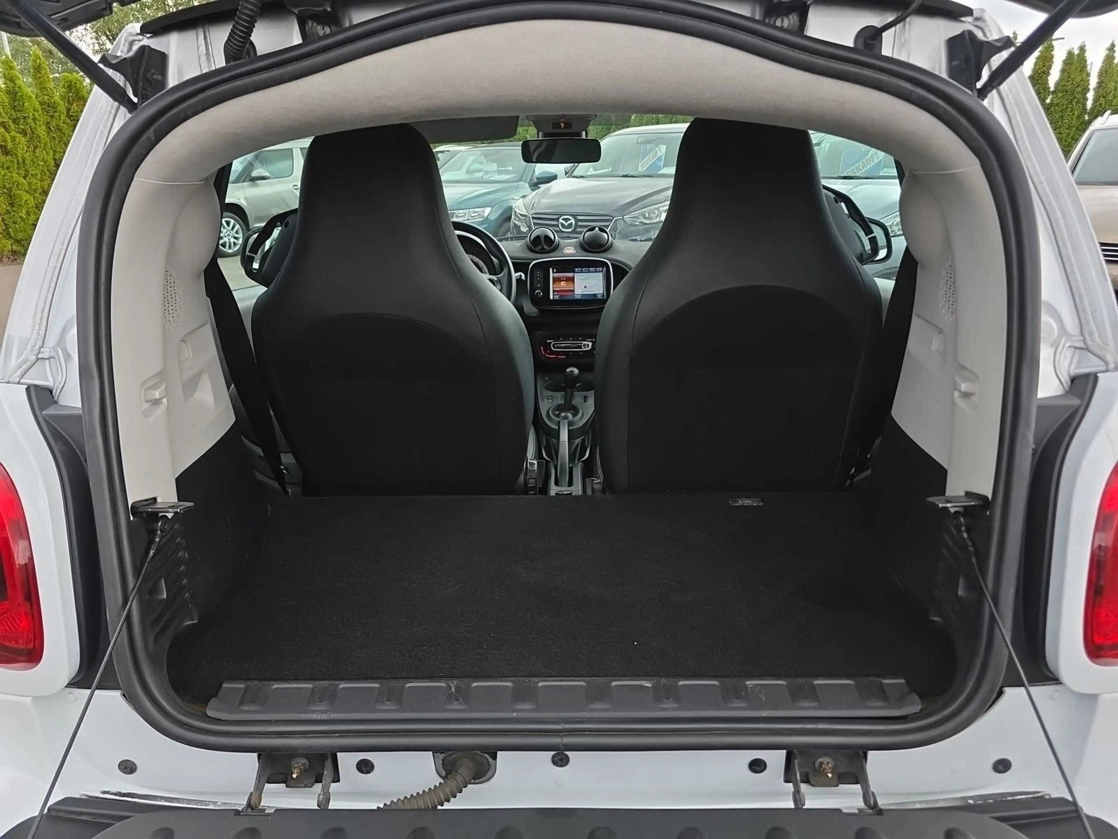 smart forTwo fortwo 0.9 Basis 66 kW Navi Klimaaut. Bluetooth — photo 9