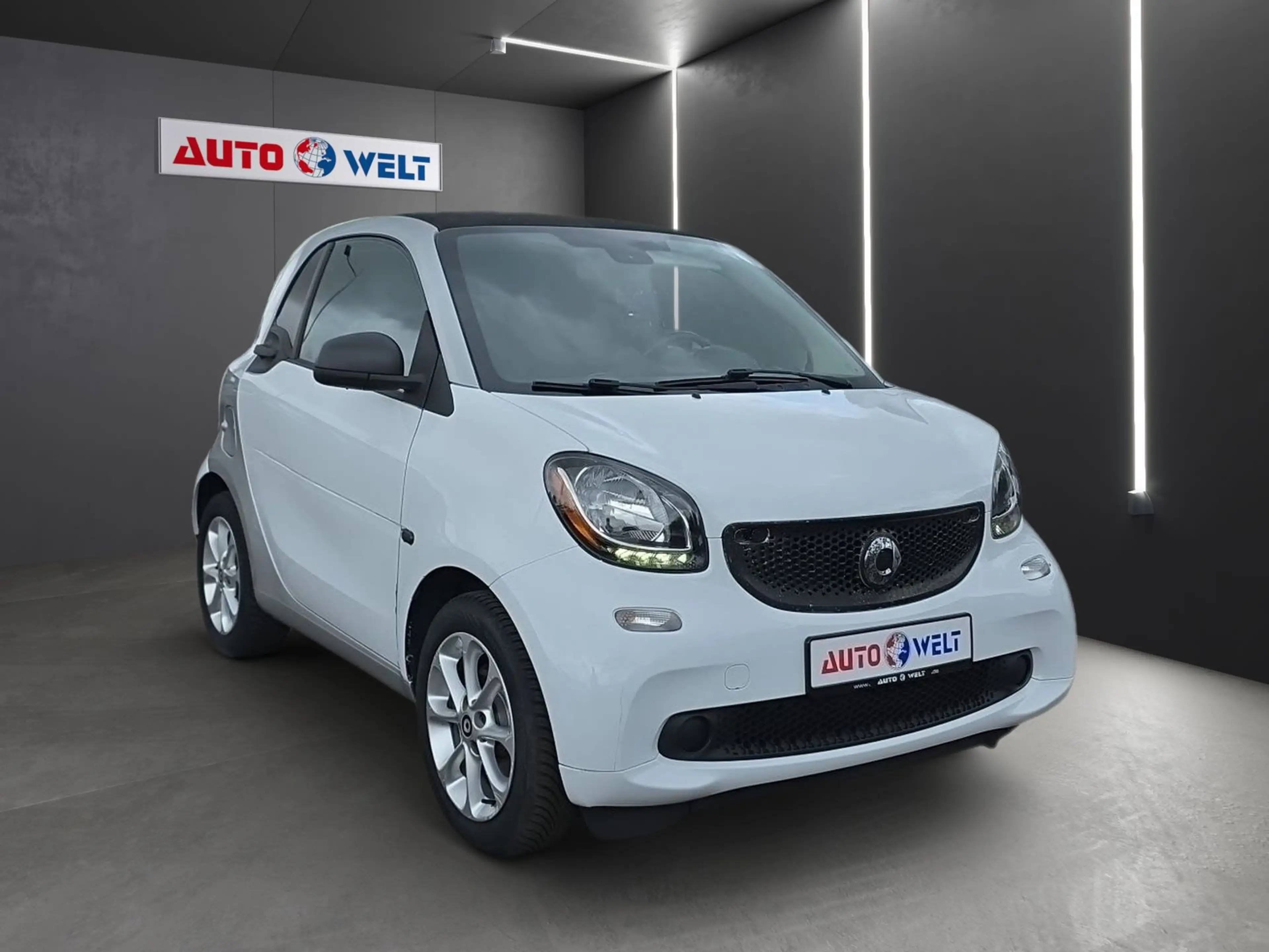 smart forTwo fortwo 0.9 Basis 66 kW Navi Klimaaut. Bluetooth — photo 2