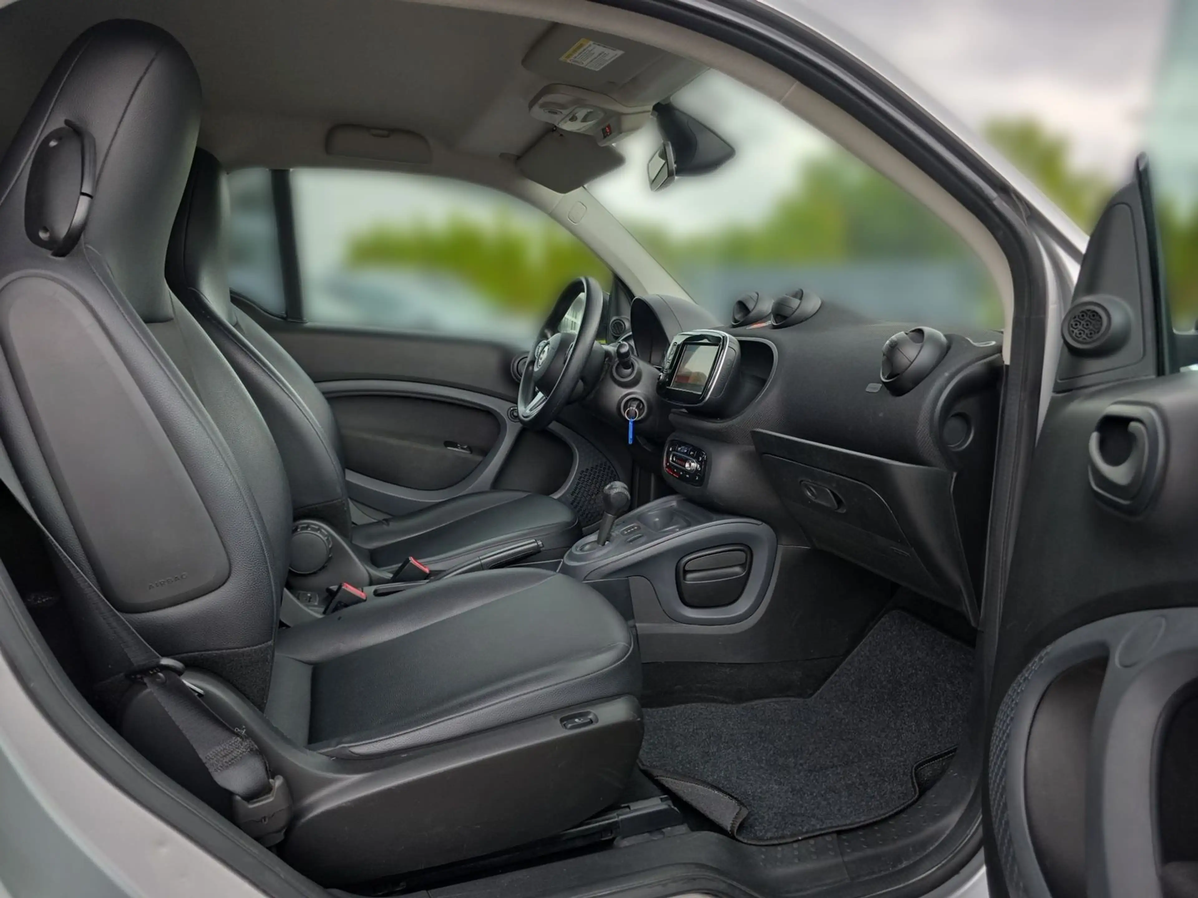 smart forTwo fortwo 0.9 Basis 66 kW Navi Klimaaut. Bluetooth — photo 15