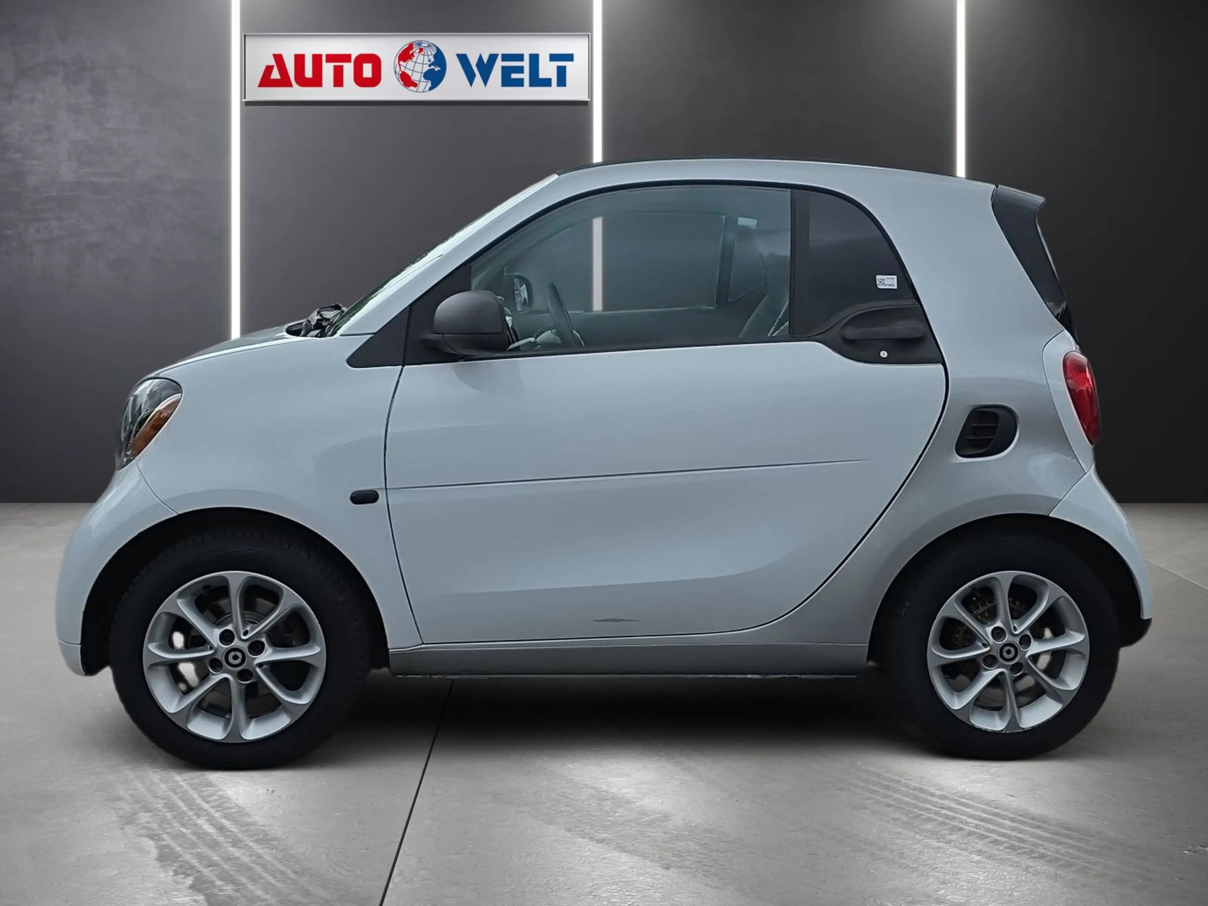 smart forTwo fortwo 0.9 Basis 66 kW Navi Klimaaut. Bluetooth — photo 6