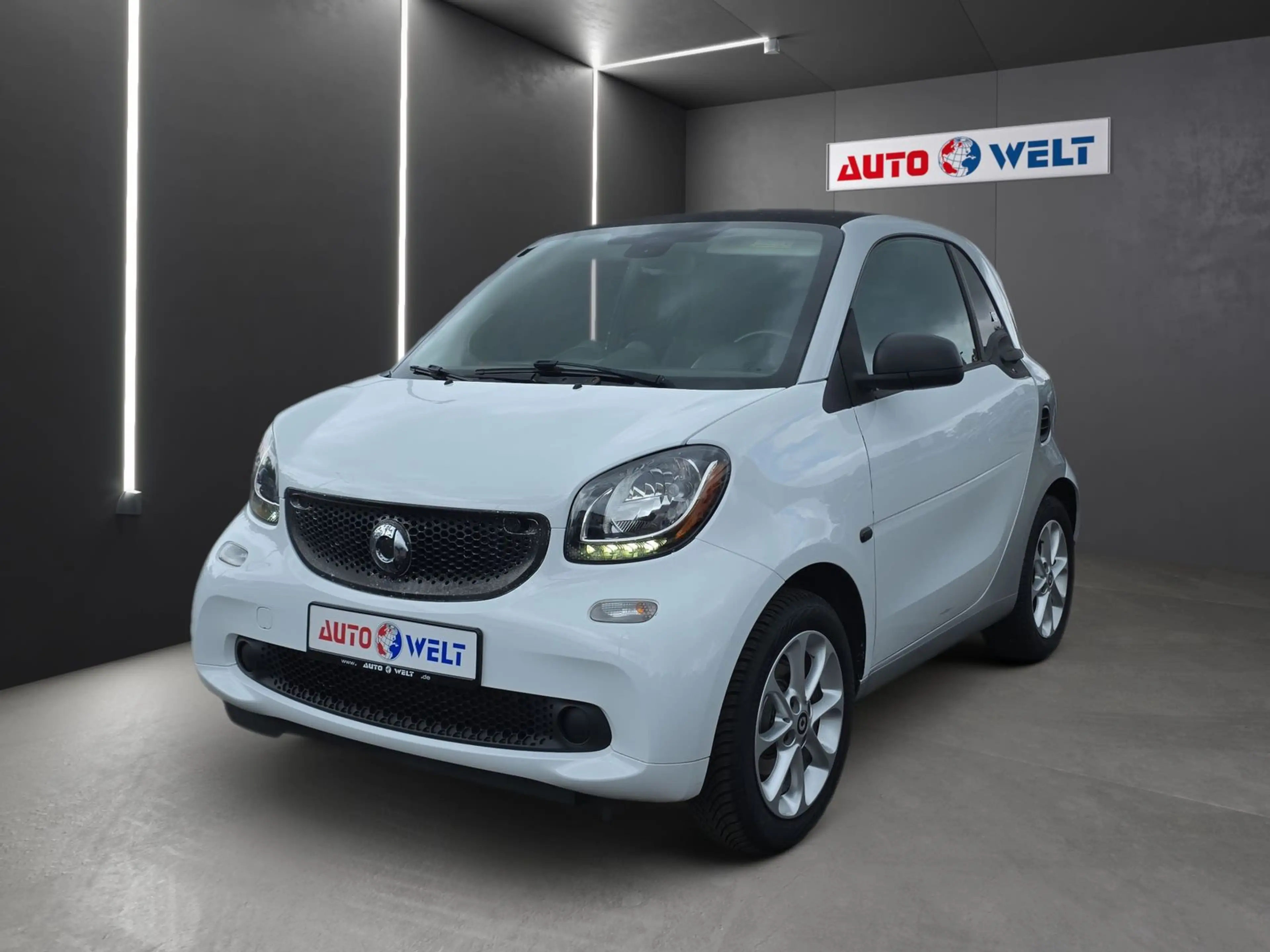 smart forTwo fortwo 0.9 Basis 66 kW Navi Klimaaut. Bluetooth
