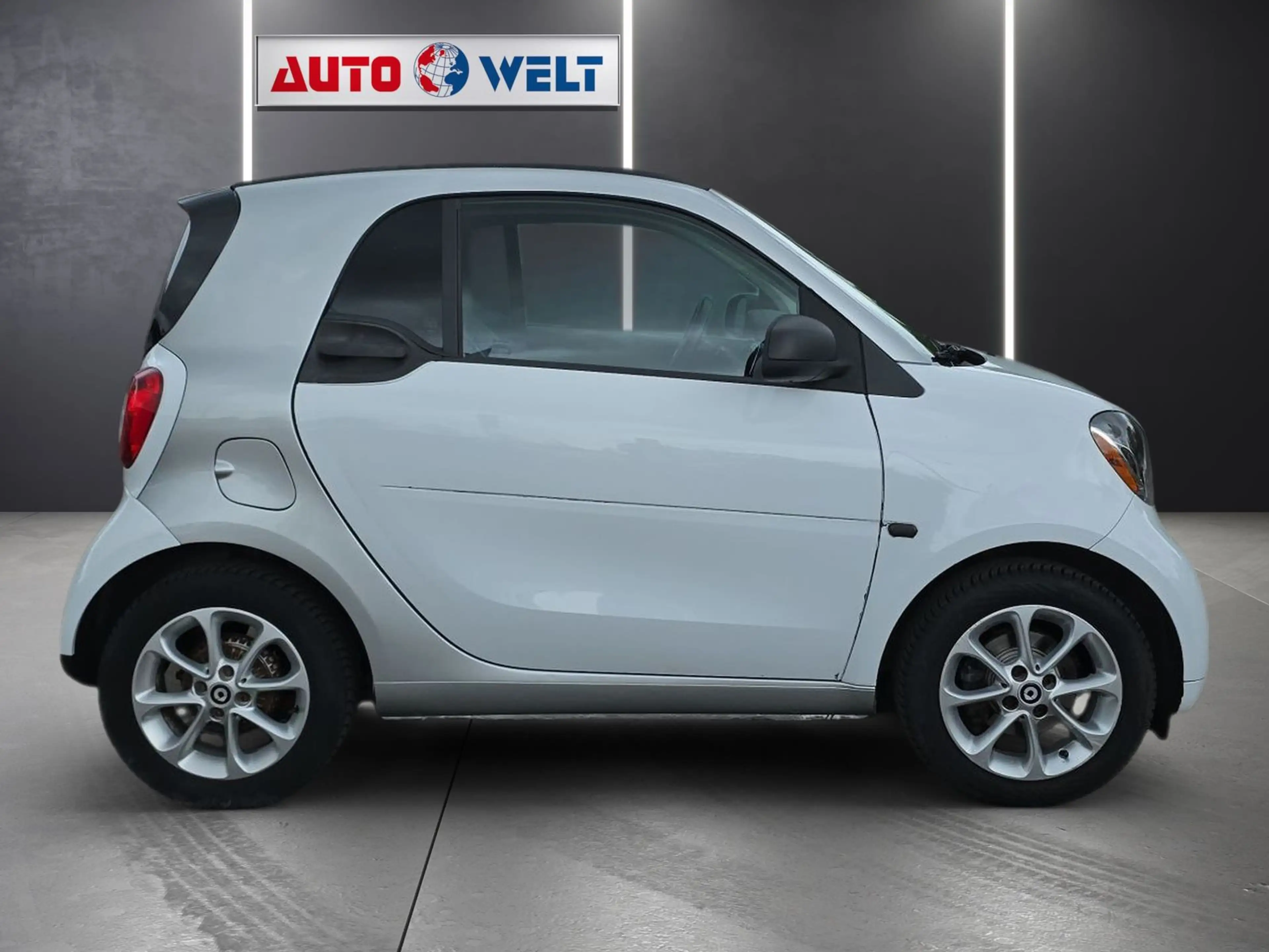 smart forTwo fortwo 0.9 Basis 66 kW Navi Klimaaut. Bluetooth — photo 3