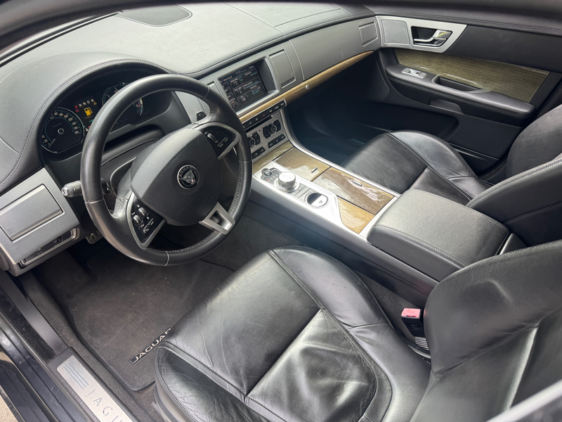 Jaguar XF XF 2.2 D Prestige — photo 9