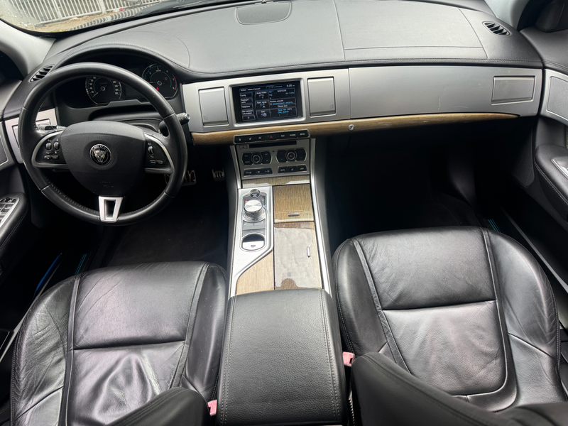 Jaguar XF XF 2.2 D Prestige — photo 11