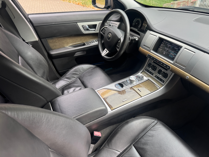 Jaguar XF XF 2.2 D Prestige — photo 13