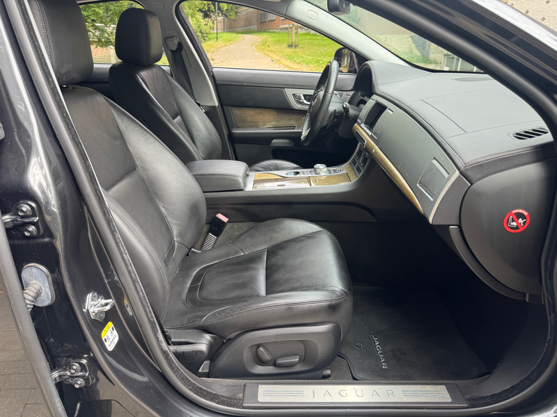 Jaguar XF XF 2.2 D Prestige — photo 12